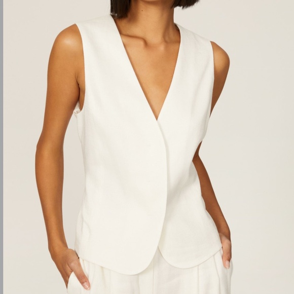 Elegant White Sleeveless Top - Picture 1 of 6